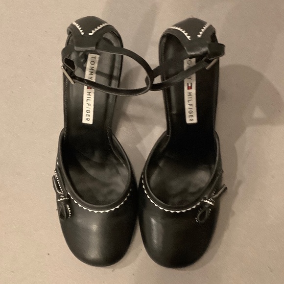 Tommy Hilfiger black leather round toe ankle strap high heel size 8.5M - Picture 4 of 10